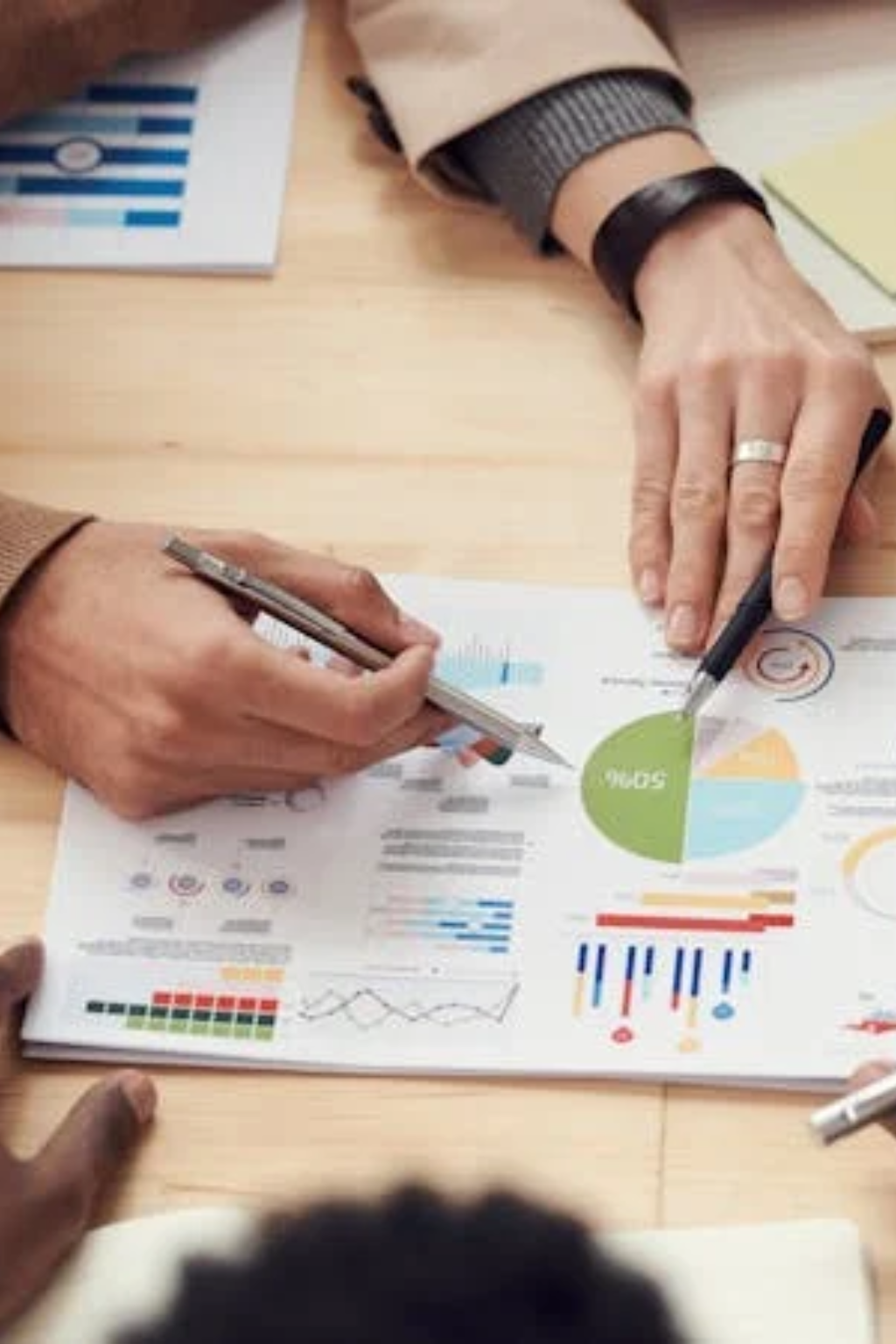 Reunião consultiva - equipe analisando proposta